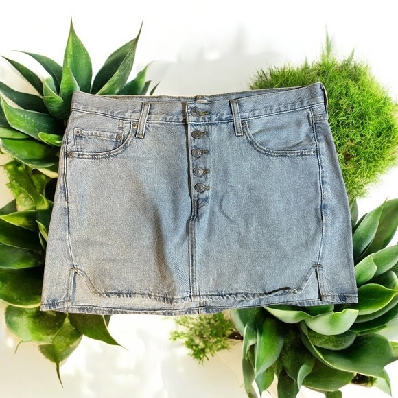 Levi's Icon Skirt Size 31 Light Wash Denim Button Front Mini Skirt - Picture 1 of 11